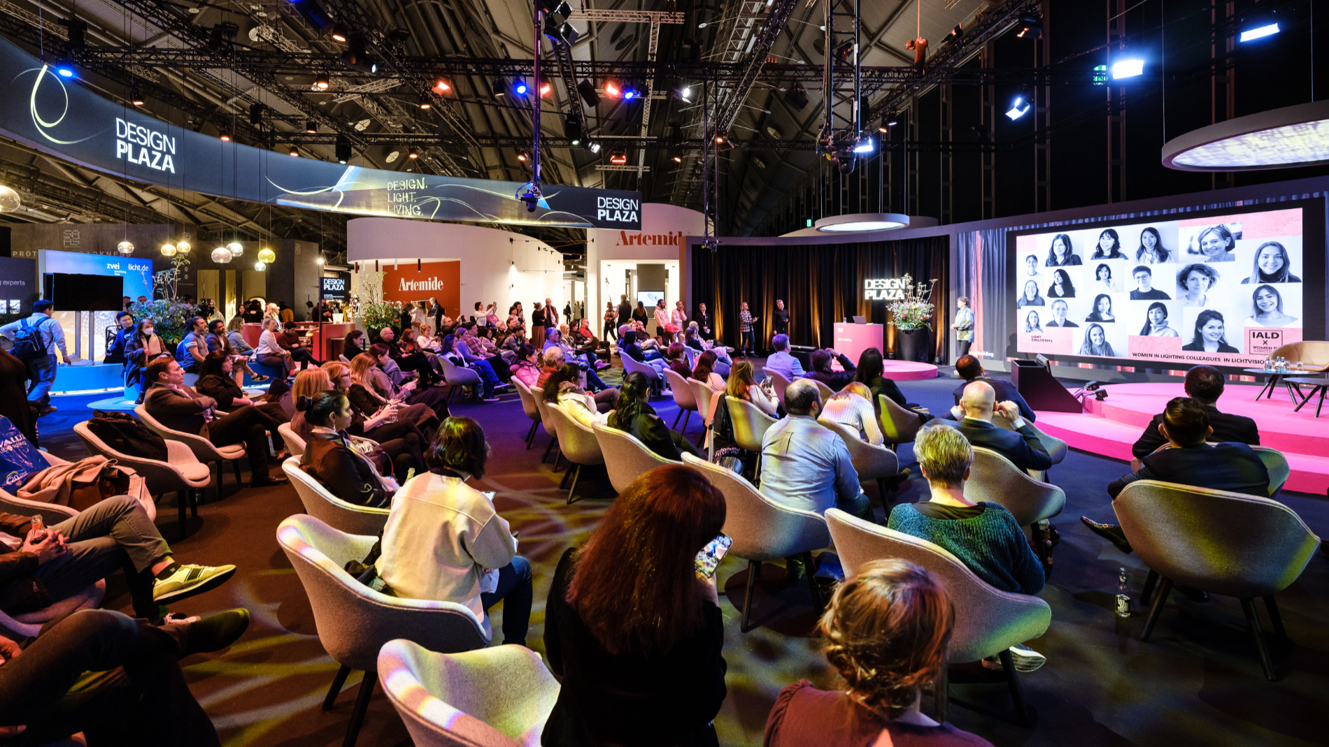 Trade fair visitors at a presentation